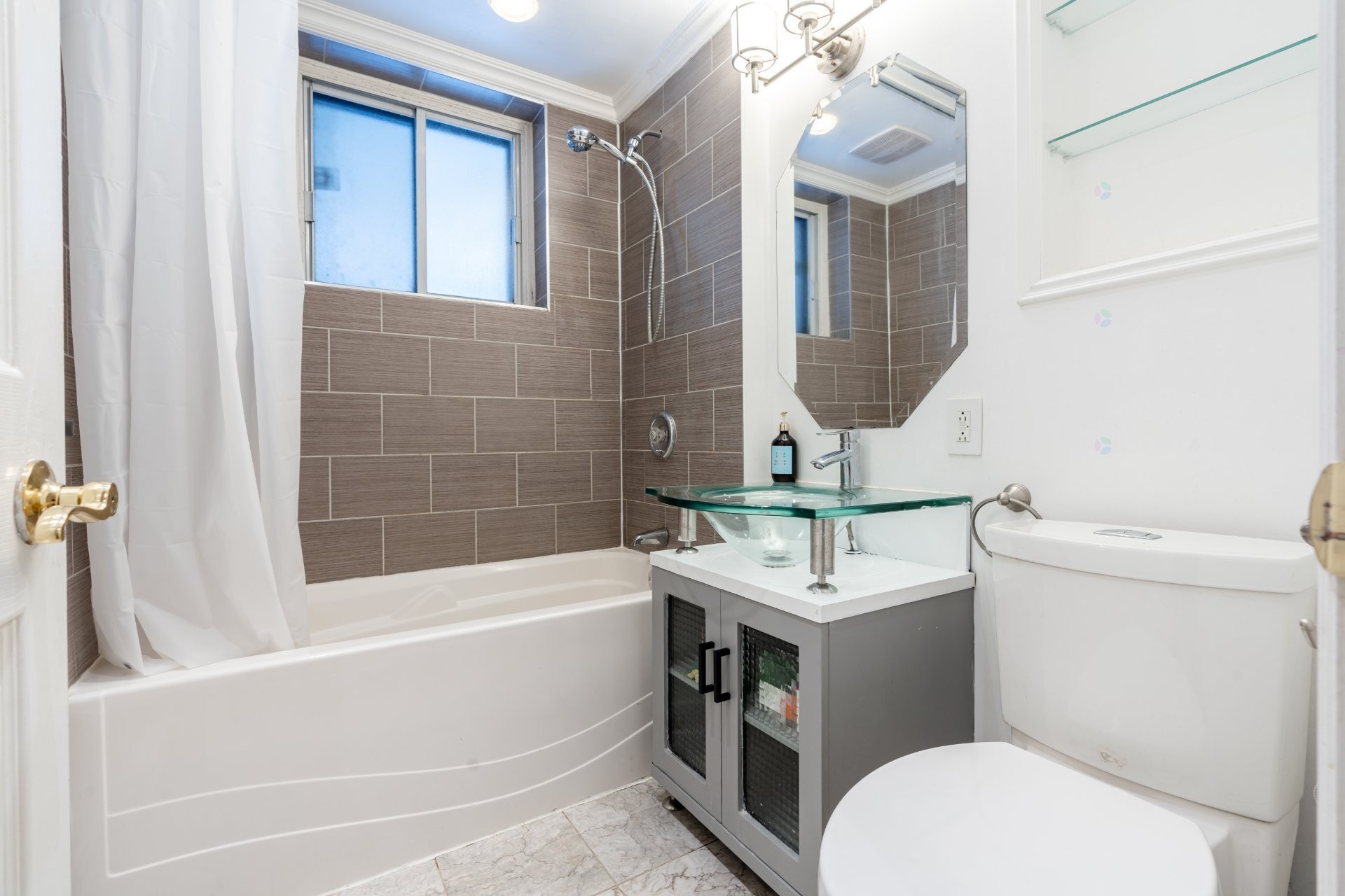 









181


Rue Dufferin

,
Hampstead,




QC
H3X2Y2

