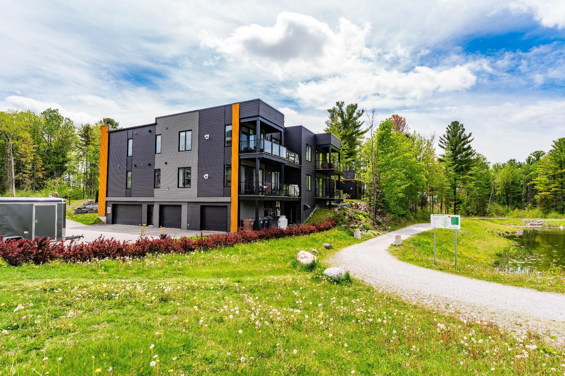 









572

 - 578


Rue du Chardonnay

,
Sherbrooke (Les Nations),




QC
J1L0K1

