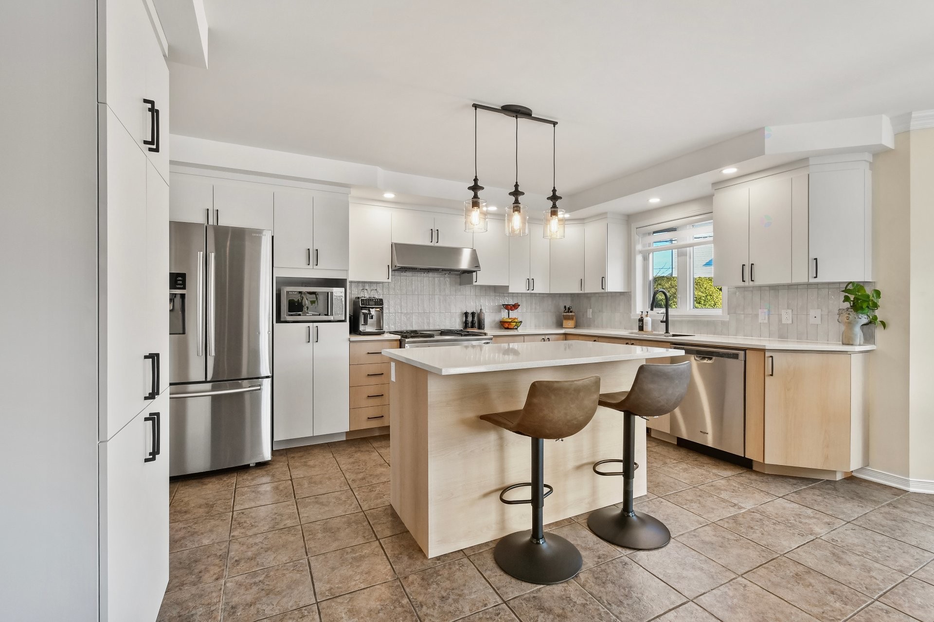 









739


Rue Aragon

,
Beloeil,




QC
J3G6K9

