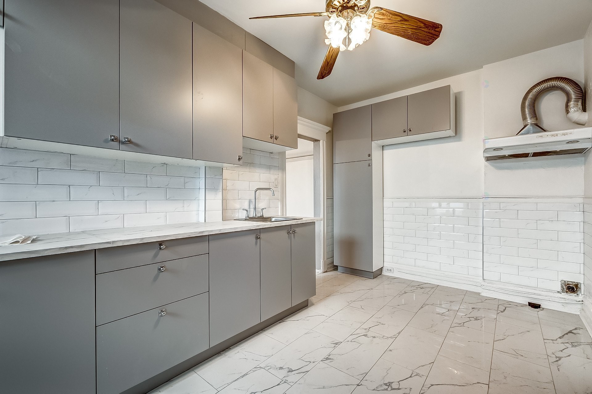 









7461


Av. De L'Épée

,
Montréal (Villeray/Saint-Michel/Parc-Extension),




QC
H3N2E4

