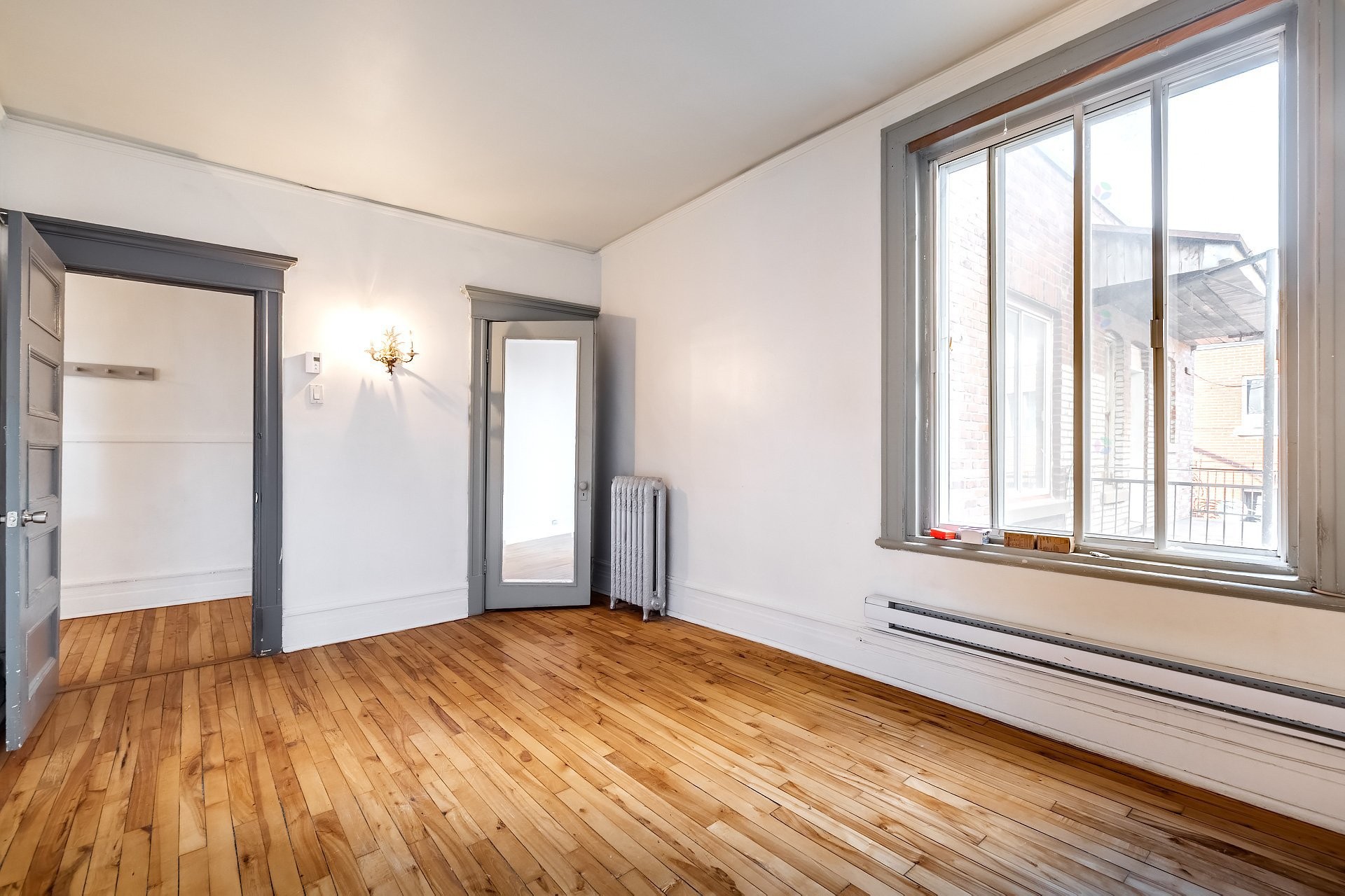 









7461


Av. De L'Épée

,
Montréal (Villeray/Saint-Michel/Parc-Extension),




QC
H3N2E4

