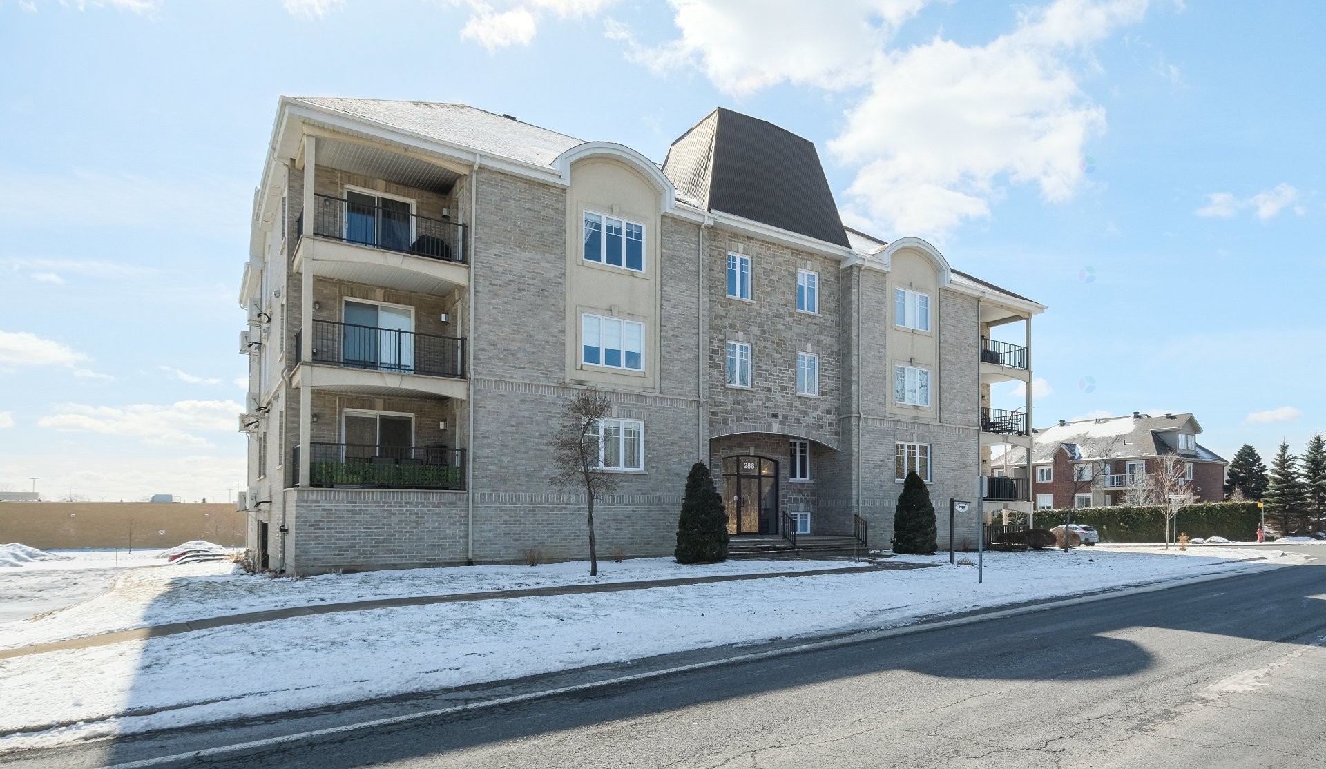 









288


Rg des Vingt

, 202,
Saint-Basile-le-Grand,




QC
J3N0A9

