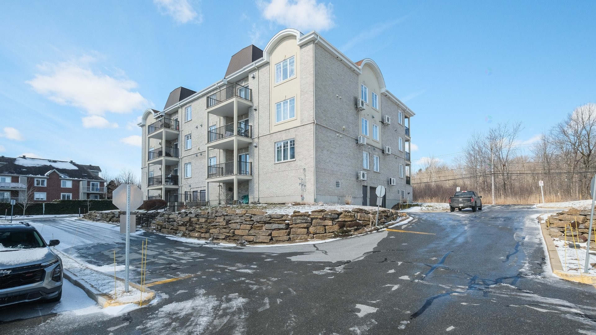 









288


Rg des Vingt

, 202,
Saint-Basile-le-Grand,




QC
J3N0A9

