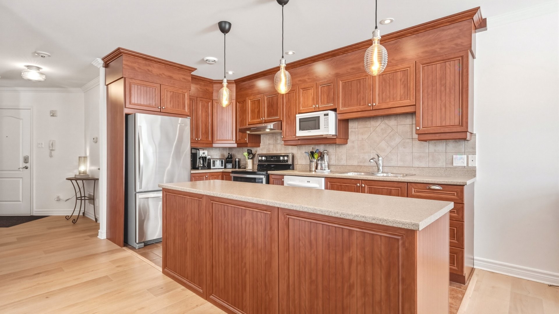 









288


Rg des Vingt

, 202,
Saint-Basile-le-Grand,




QC
J3N0A9

