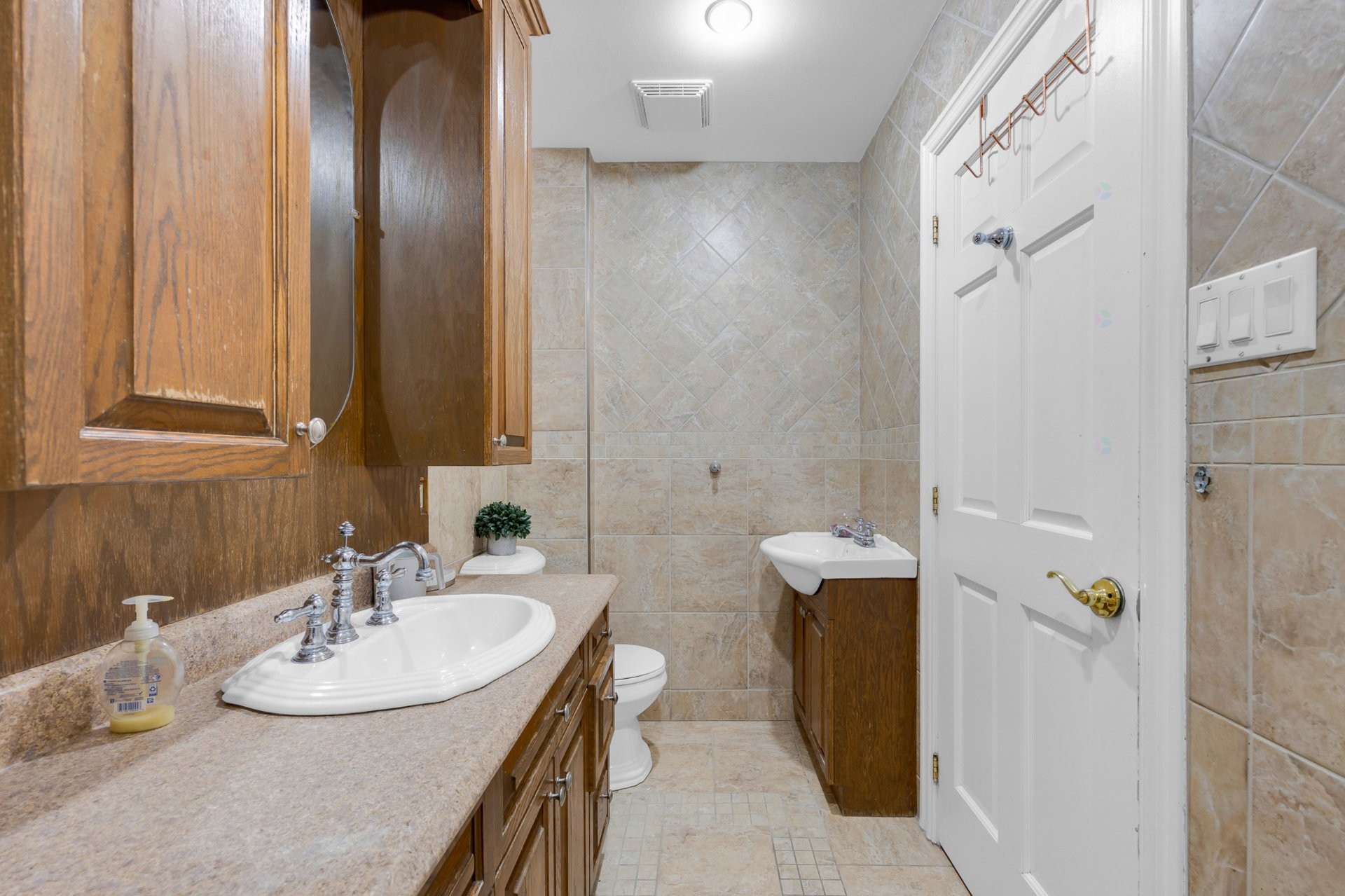 









6918

 - 6918A


Rue Lemieux

,
Montréal (Côte-des-Neiges/Notre-Dame-de-Grâce),




QC
H3W2V9

