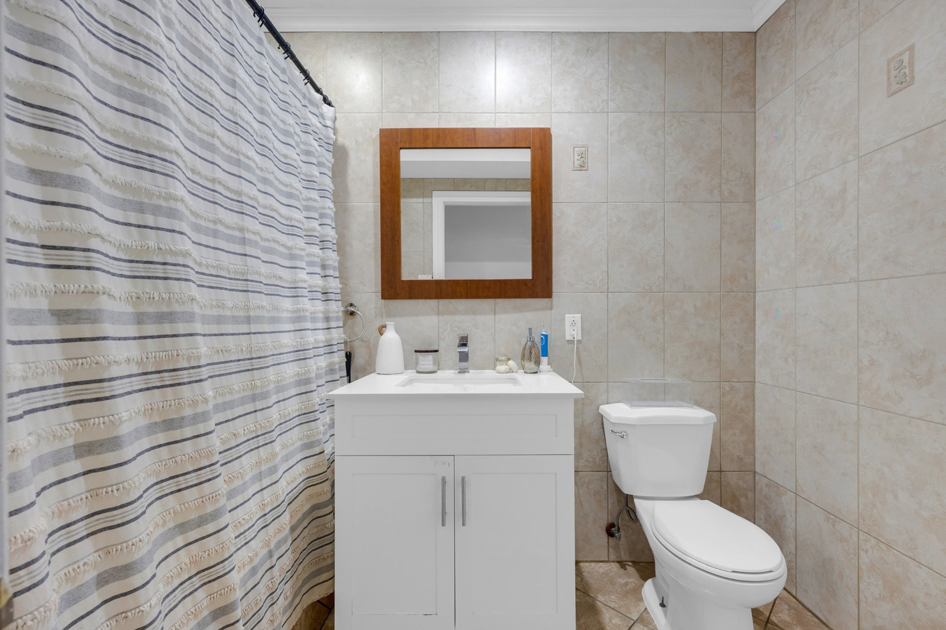 









6918

 - 6918A


Rue Lemieux

,
Montréal (Côte-des-Neiges/Notre-Dame-de-Grâce),




QC
H3W2V9

