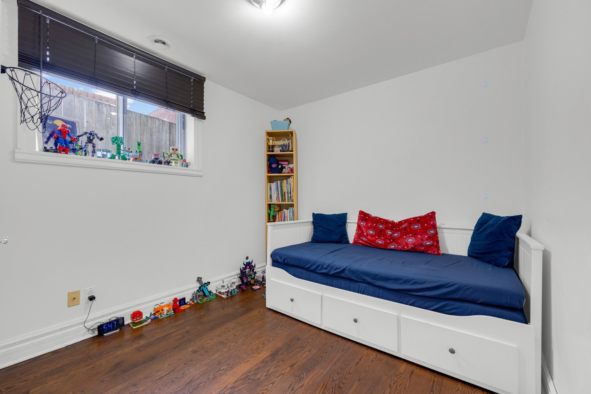 









6918

 - 6918A


Rue Lemieux

,
Montréal (Côte-des-Neiges/Notre-Dame-de-Grâce),




QC
H3W2V9

