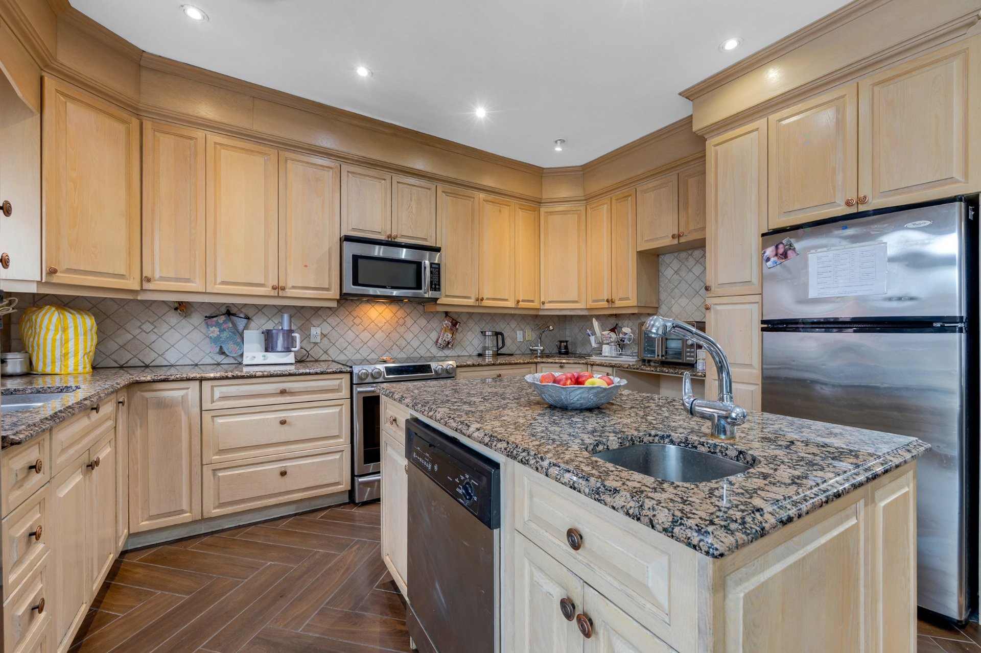 









6918

 - 6918A


Rue Lemieux

,
Montréal (Côte-des-Neiges/Notre-Dame-de-Grâce),




QC
H3W2V9

