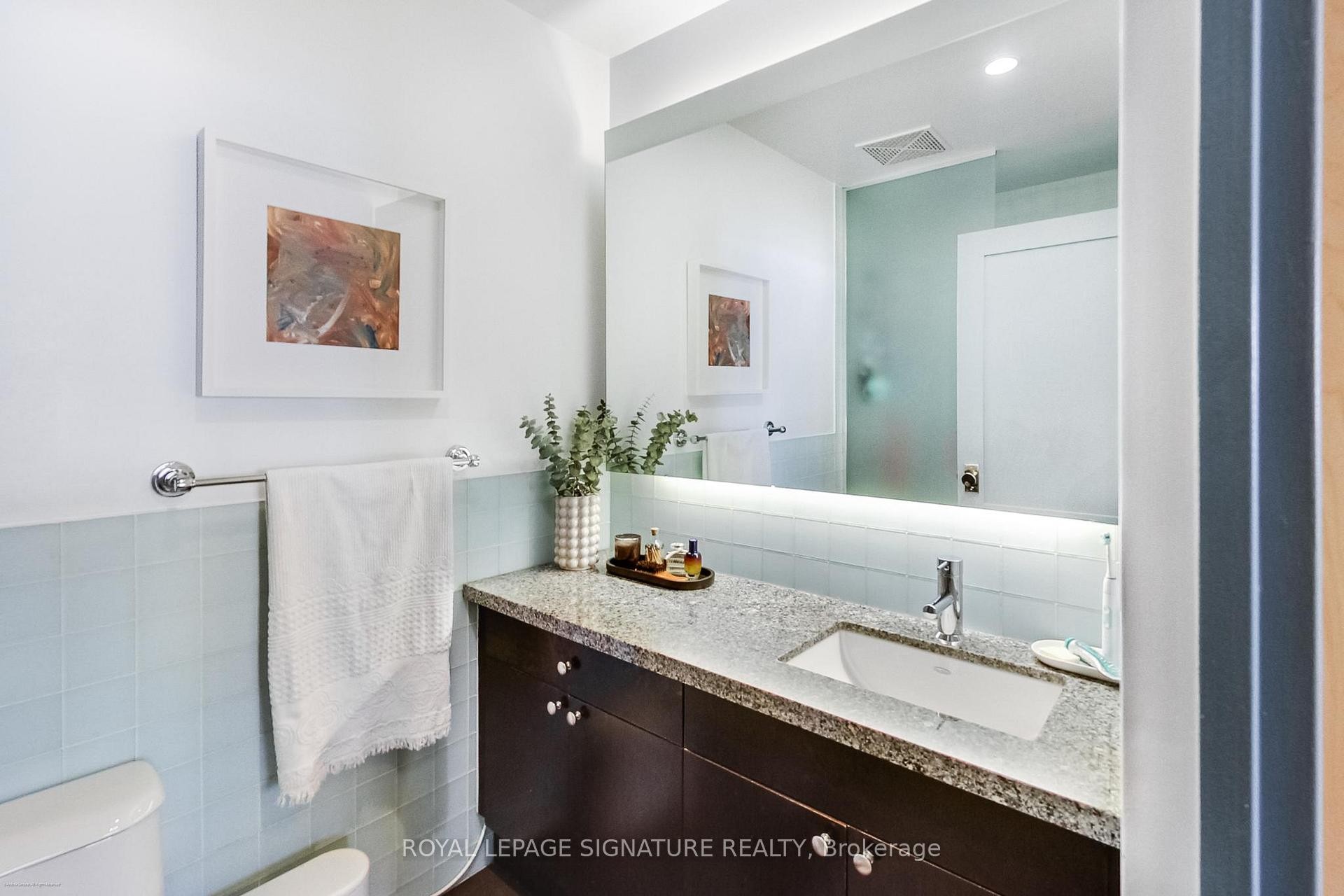 









1005


King

Street West, 718,
Toronto,




ON
M6K 3M8

