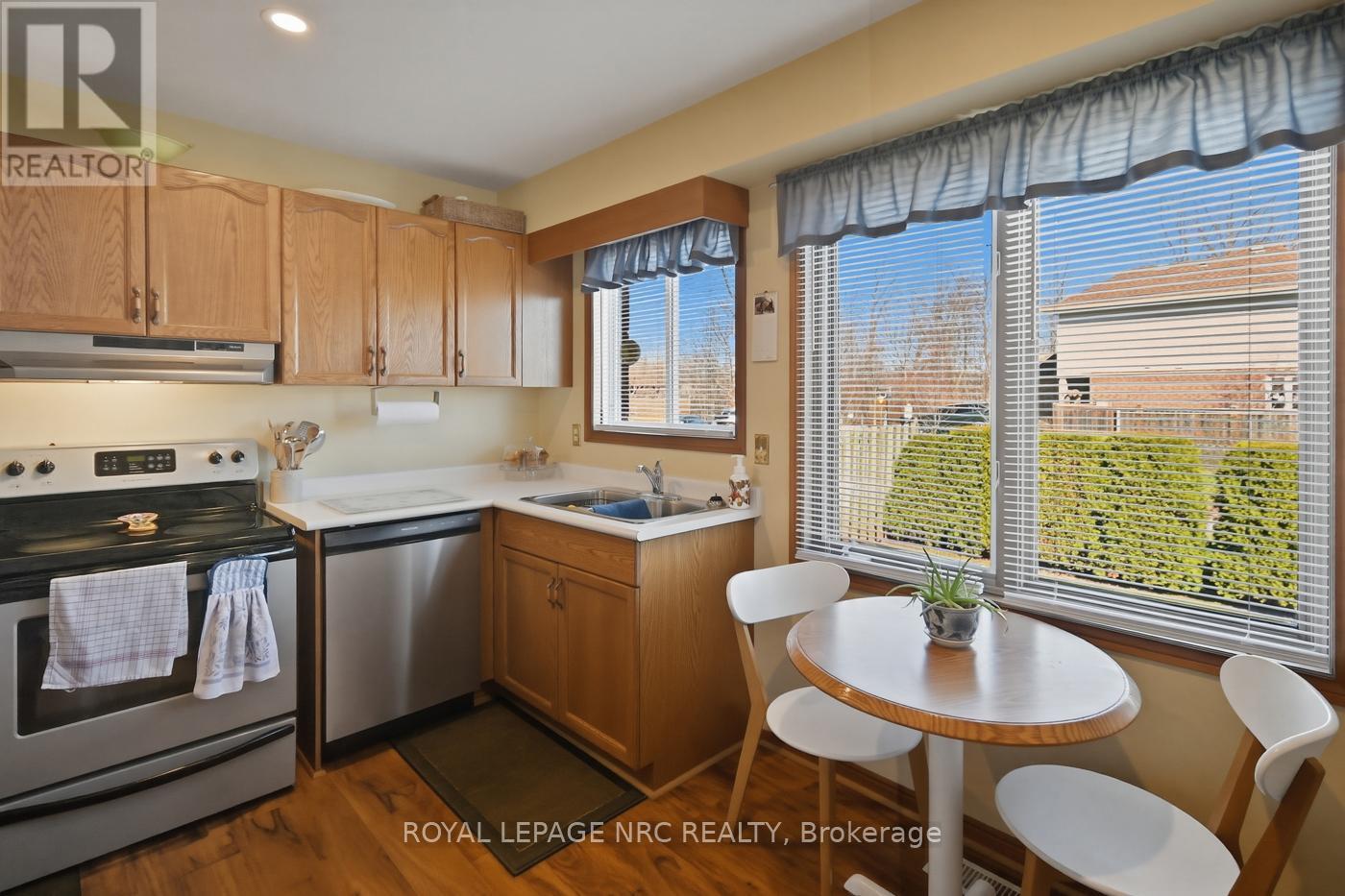 












4393 TAMARAC AVENUE

,
Lincoln (Beamsville),




Ontario
L0R1B8

