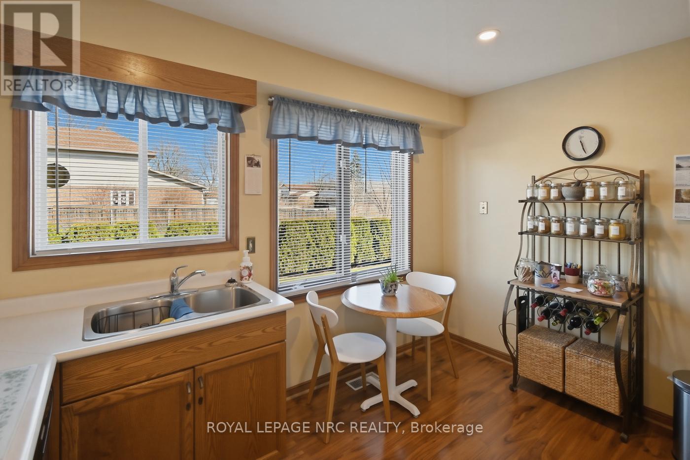 












4393 TAMARAC AVENUE

,
Lincoln (Beamsville),




Ontario
L0R1B8

