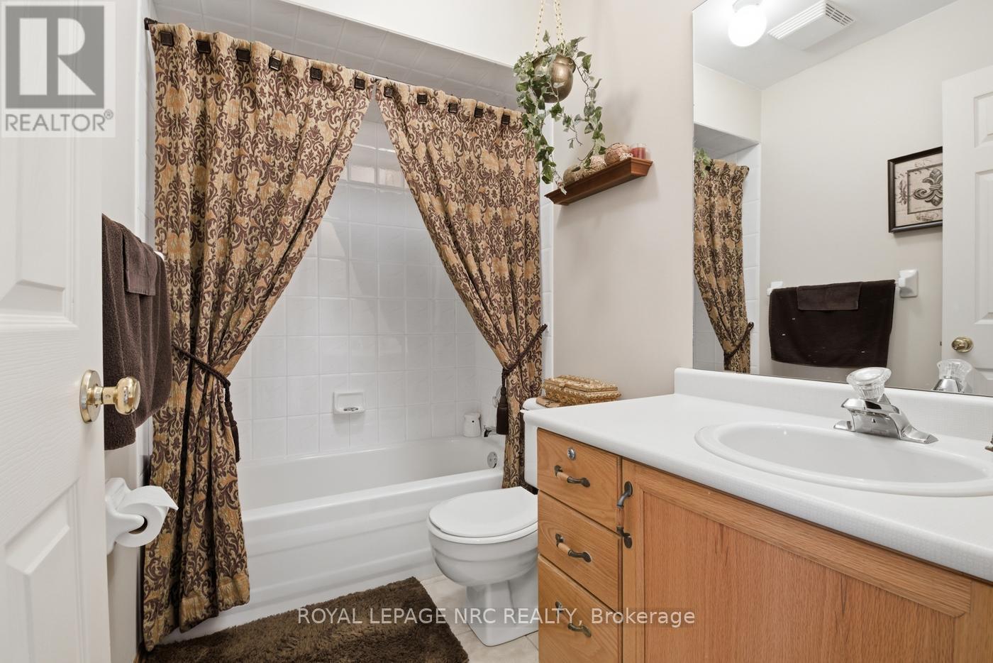 












4393 TAMARAC AVENUE

,
Lincoln (Beamsville),




Ontario
L0R1B8

