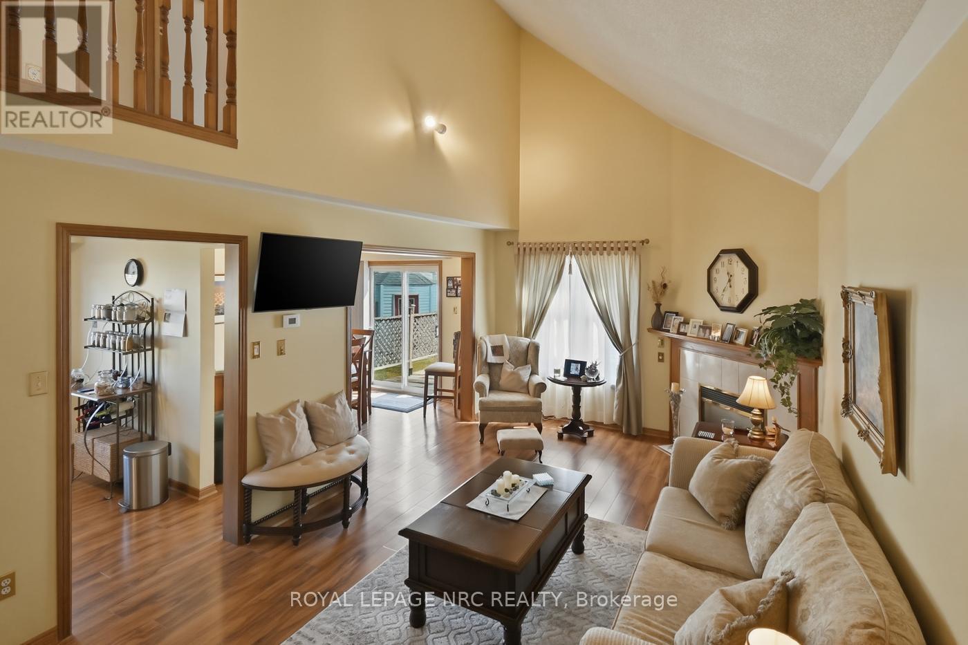 












4393 TAMARAC AVENUE

,
Lincoln (Beamsville),




Ontario
L0R1B8

