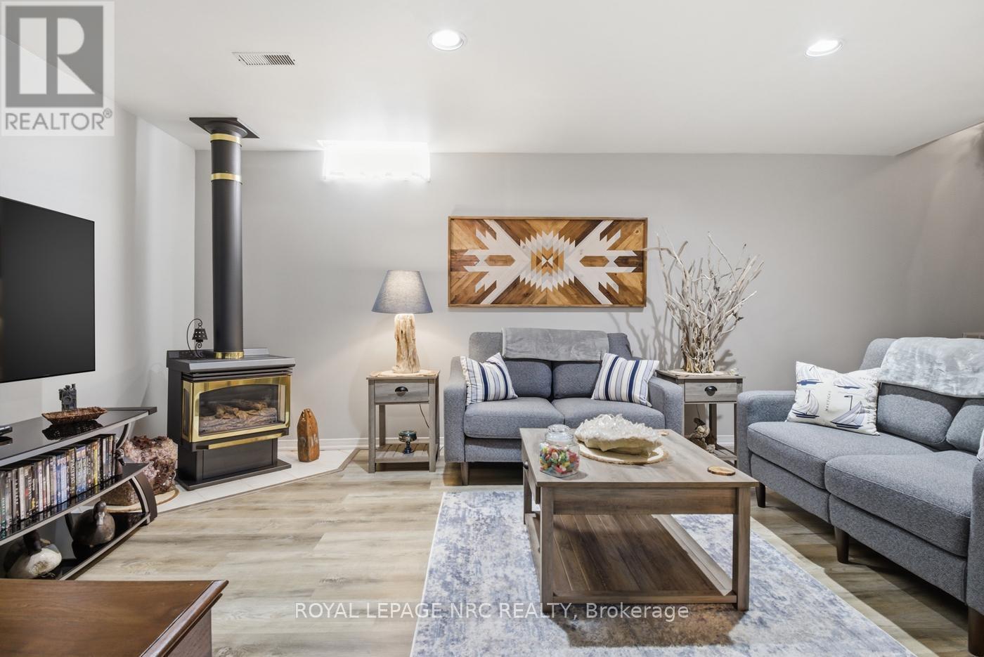 












4393 TAMARAC AVENUE

,
Lincoln (Beamsville),




Ontario
L0R1B8

