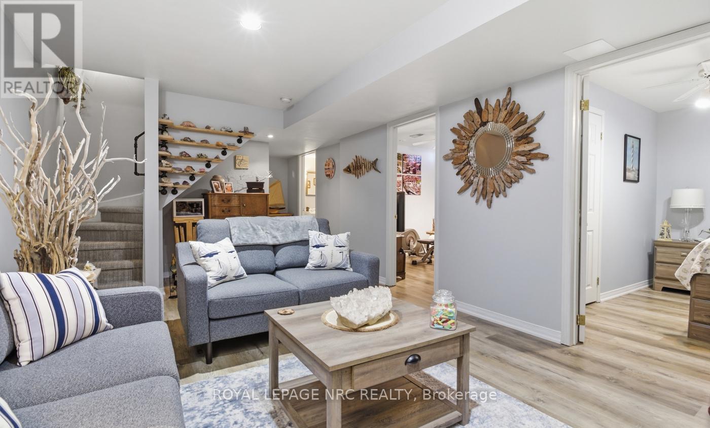 












4393 TAMARAC AVENUE

,
Lincoln (Beamsville),




Ontario
L0R1B8

