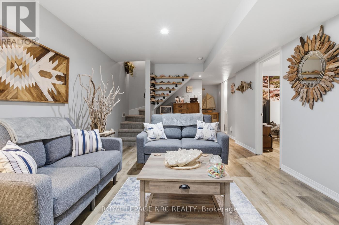 












4393 TAMARAC AVENUE

,
Lincoln (Beamsville),




Ontario
L0R1B8

