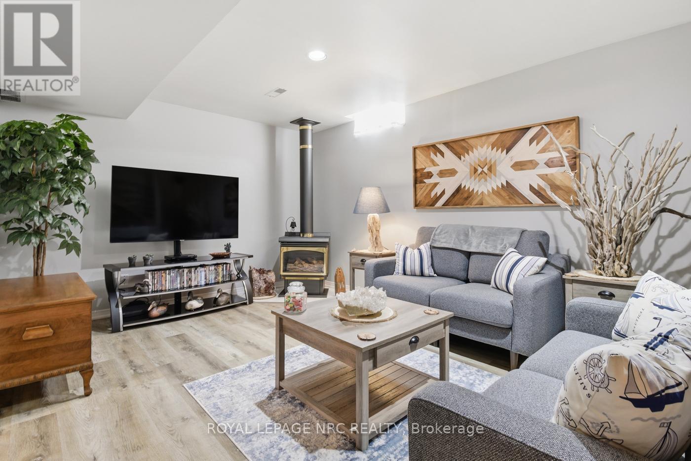 












4393 TAMARAC AVENUE

,
Lincoln (Beamsville),




Ontario
L0R1B8

