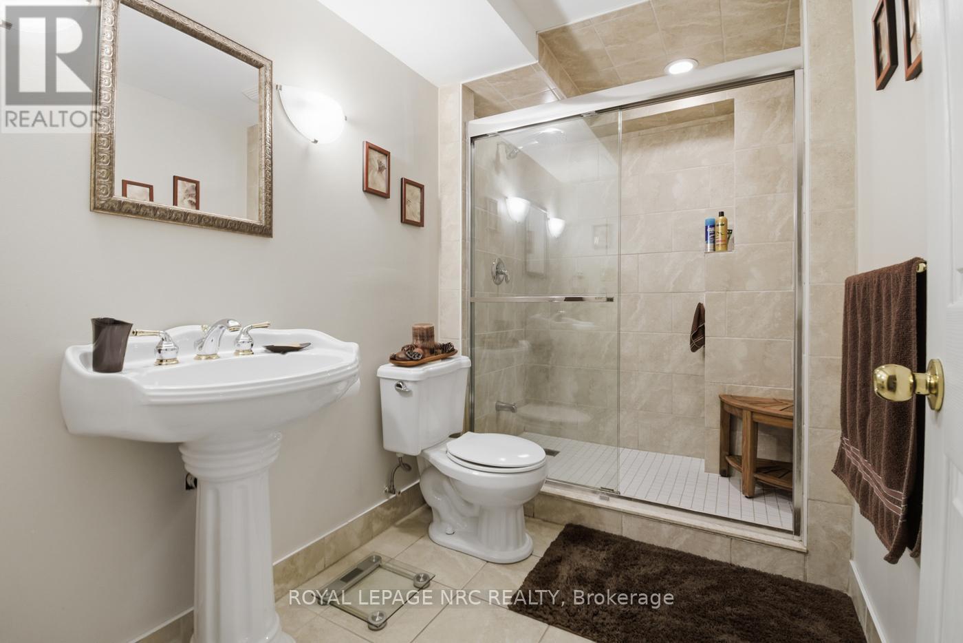 












4393 TAMARAC AVENUE

,
Lincoln (Beamsville),




Ontario
L0R1B8

