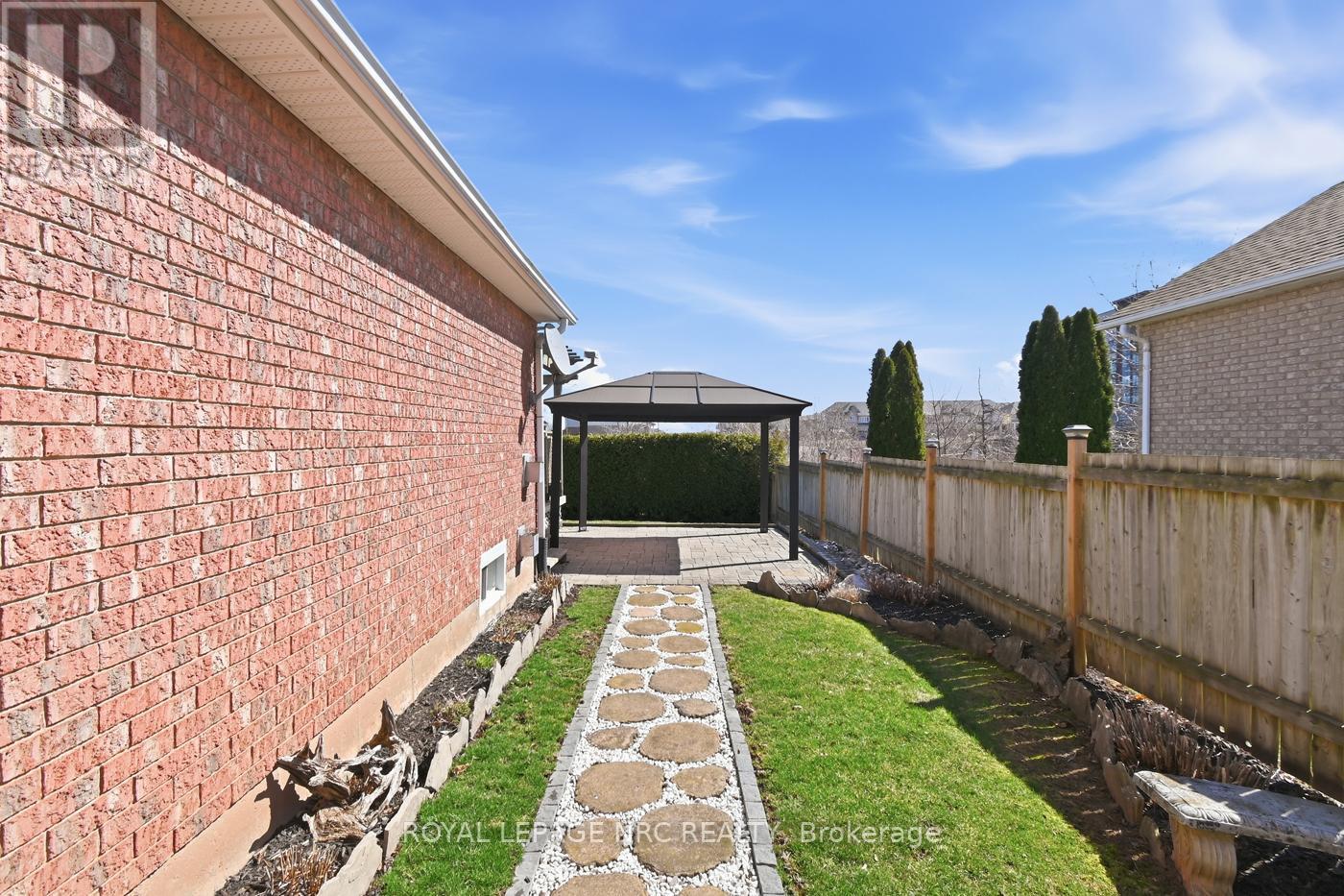 












4393 TAMARAC AVENUE

,
Lincoln (Beamsville),




Ontario
L0R1B8

