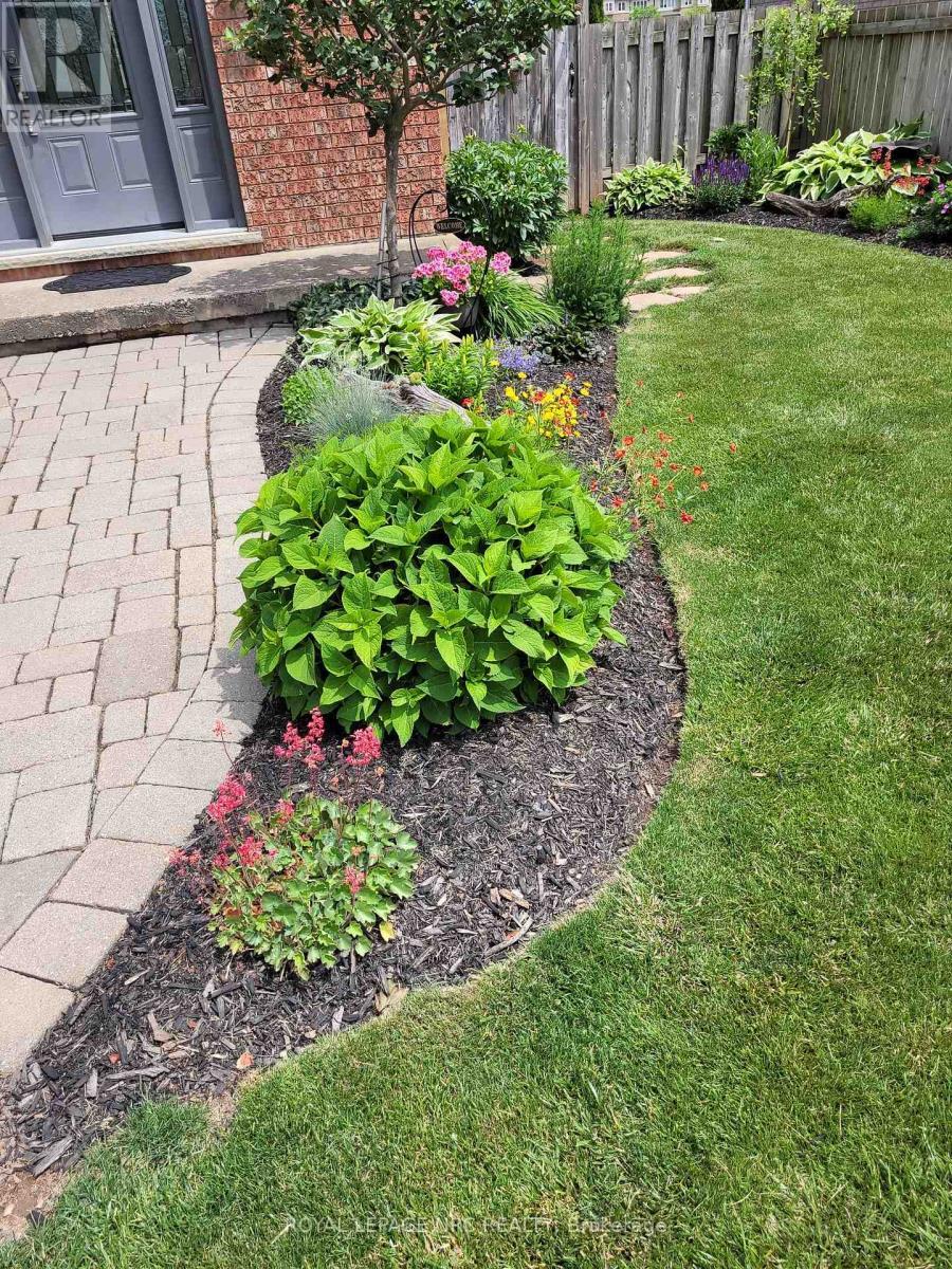 












4393 TAMARAC AVENUE

,
Lincoln (Beamsville),




Ontario
L0R1B8

