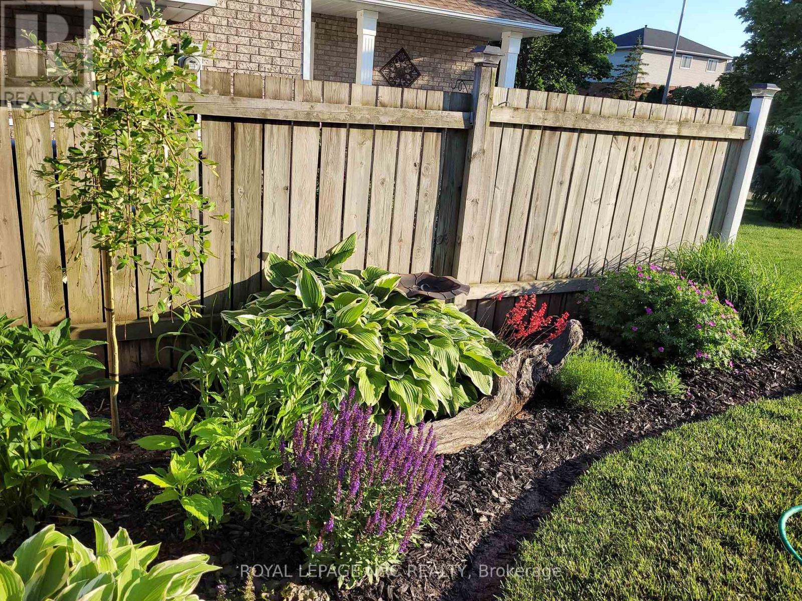 












4393 TAMARAC AVENUE

,
Lincoln (Beamsville),




Ontario
L0R1B8

