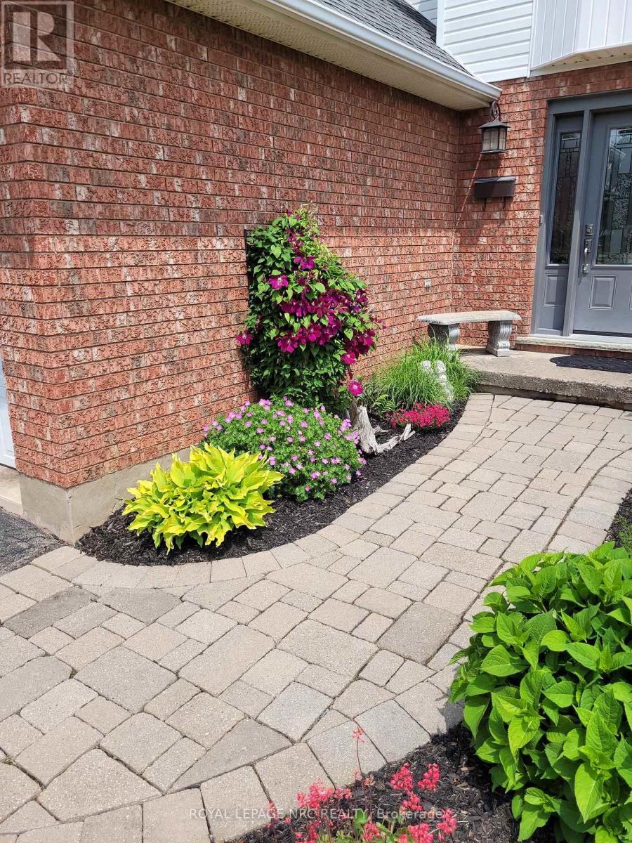 












4393 TAMARAC AVENUE

,
Lincoln (Beamsville),




Ontario
L0R1B8

