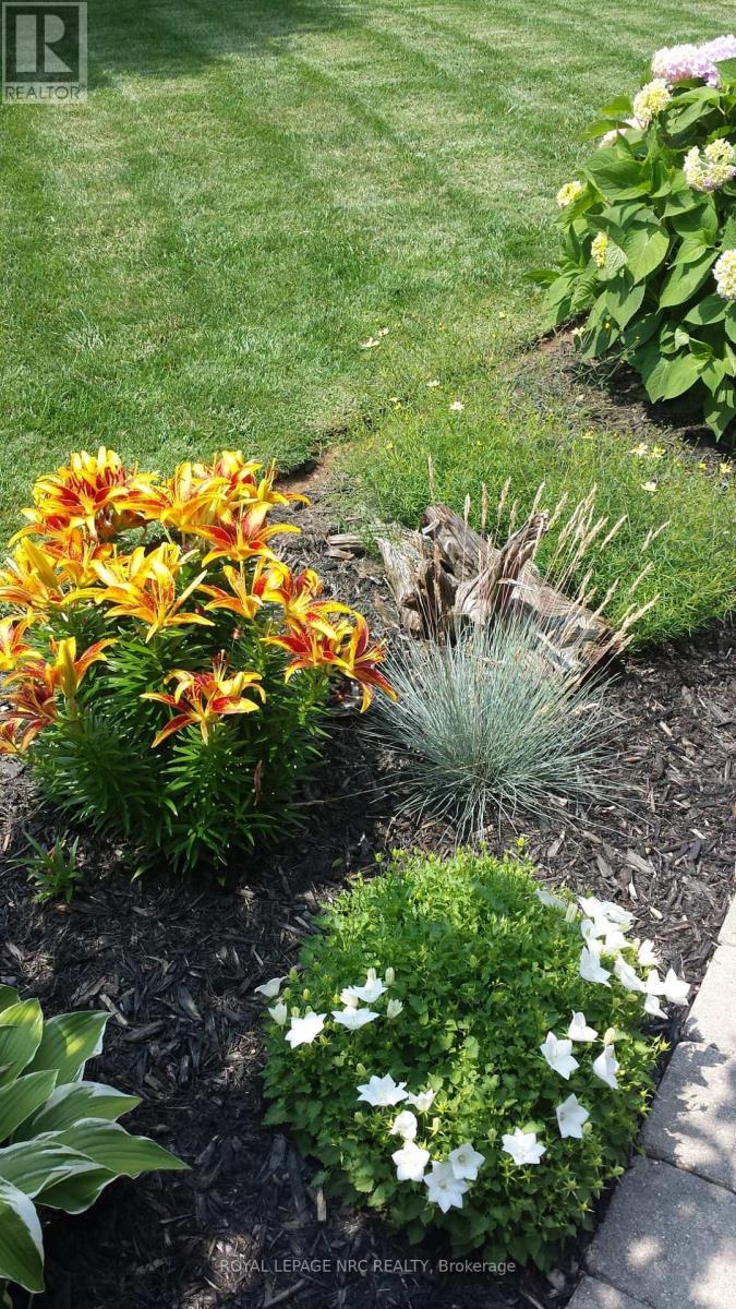 












4393 TAMARAC AVENUE

,
Lincoln (Beamsville),




Ontario
L0R1B8

