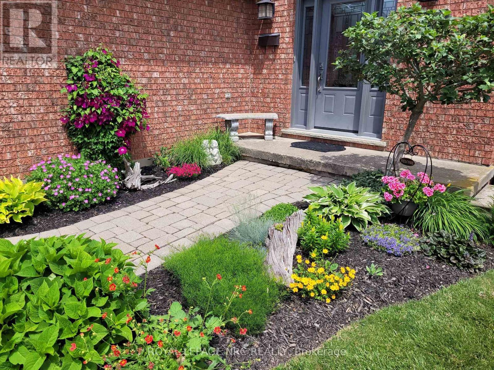 












4393 TAMARAC AVENUE

,
Lincoln (Beamsville),




Ontario
L0R1B8

