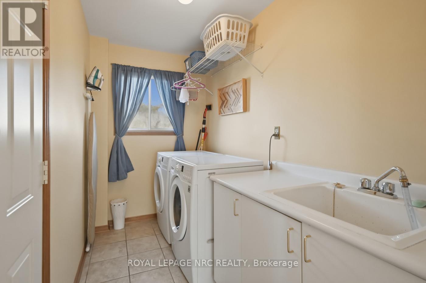 












4393 TAMARAC AVENUE

,
Lincoln (Beamsville),




Ontario
L0R1B8

