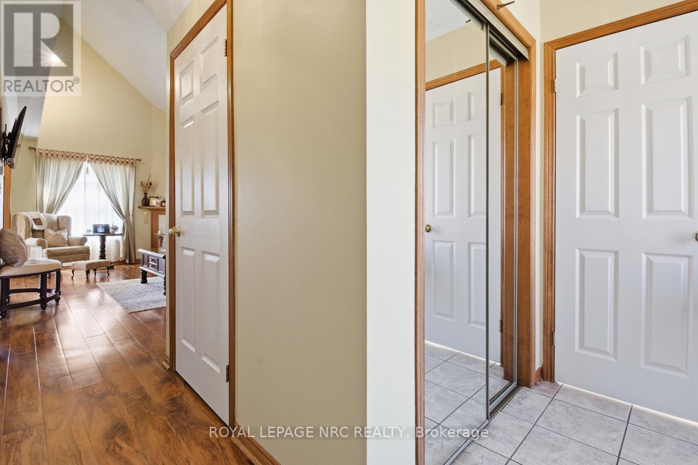 












4393 TAMARAC AVENUE

,
Lincoln (Beamsville),




Ontario
L0R1B8

