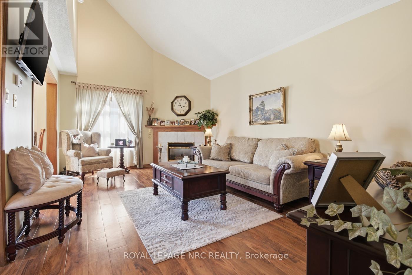 












4393 TAMARAC AVENUE

,
Lincoln (Beamsville),




Ontario
L0R1B8

