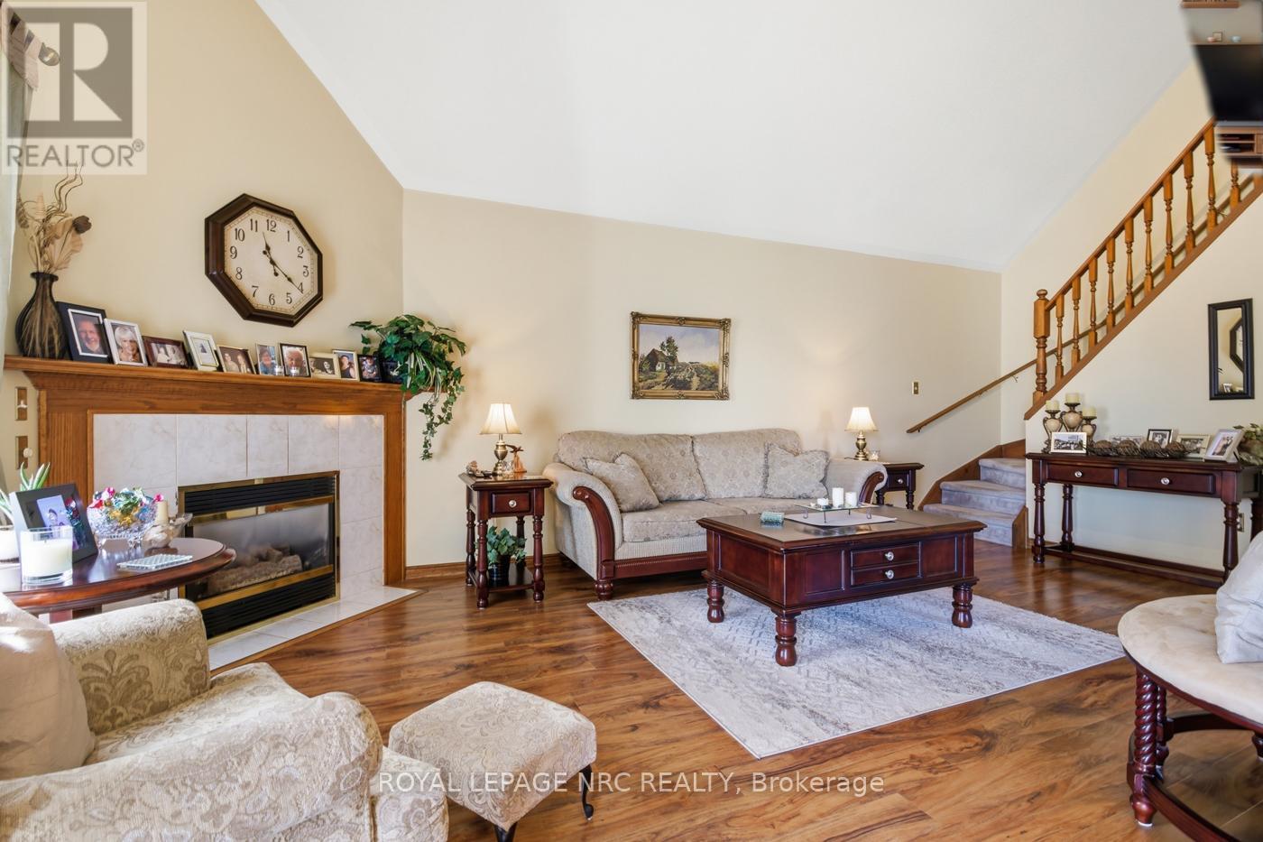 












4393 TAMARAC AVENUE

,
Lincoln (Beamsville),




Ontario
L0R1B8

