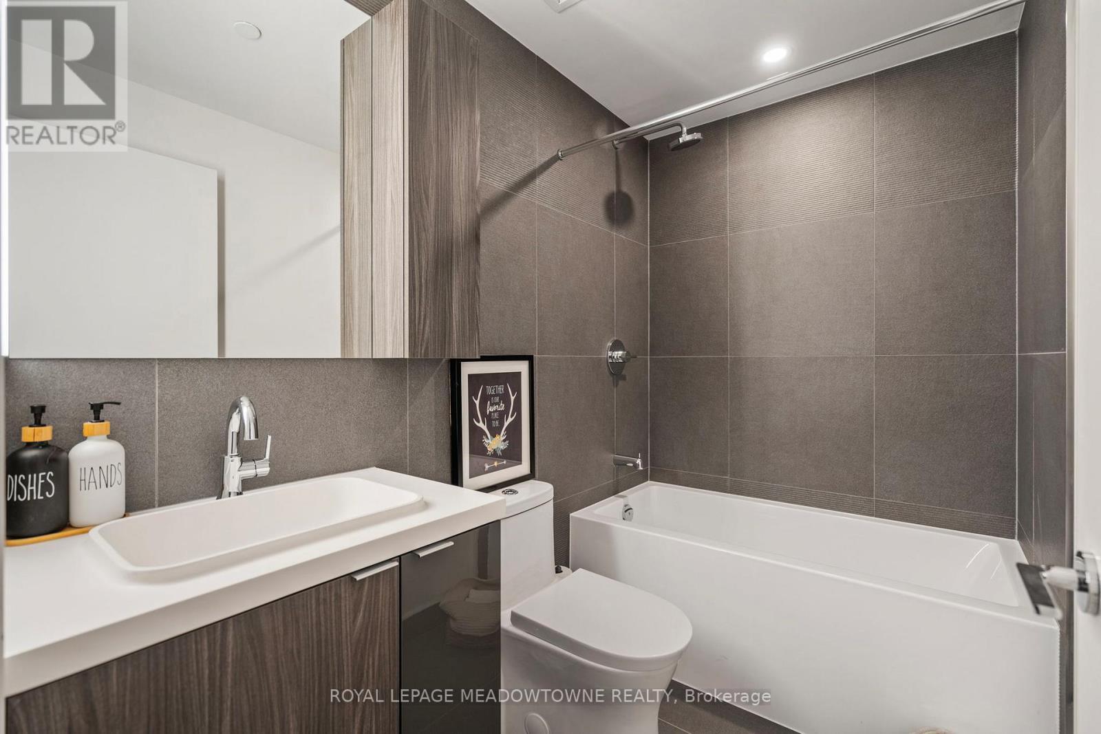 












813 - 15 MERCER STREET

,
Toronto,




Ontario
M5V1H2

