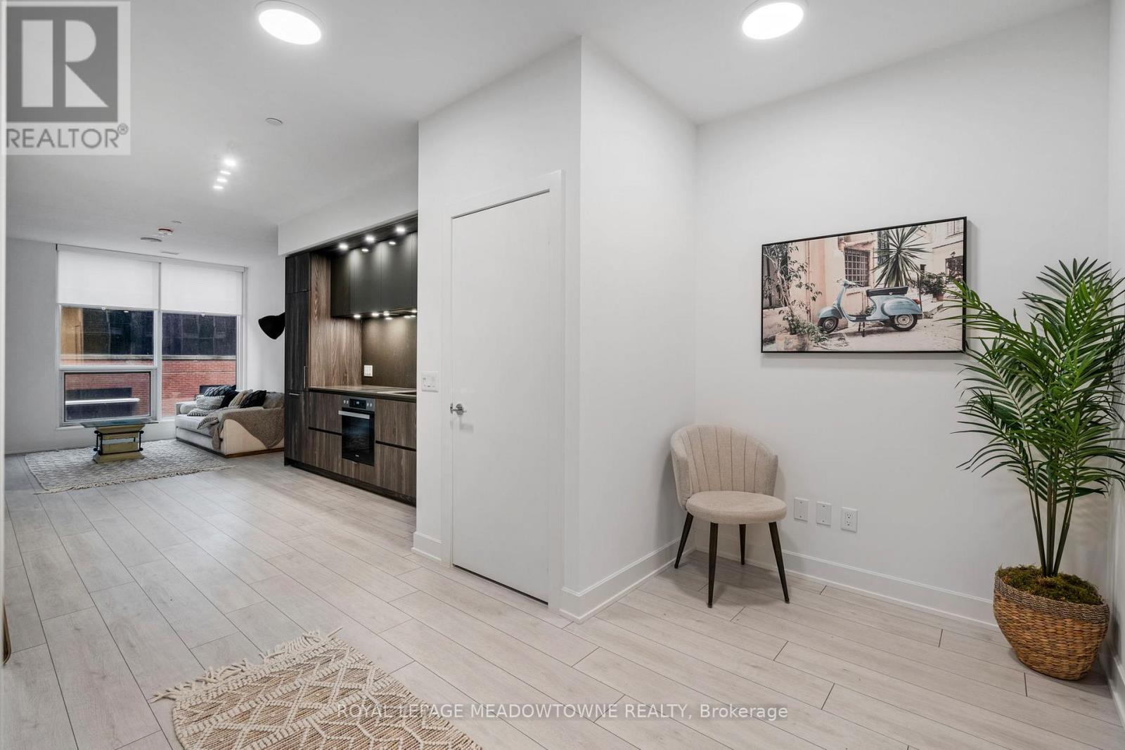 












813 - 15 MERCER STREET

,
Toronto,




Ontario
M5V1H2

