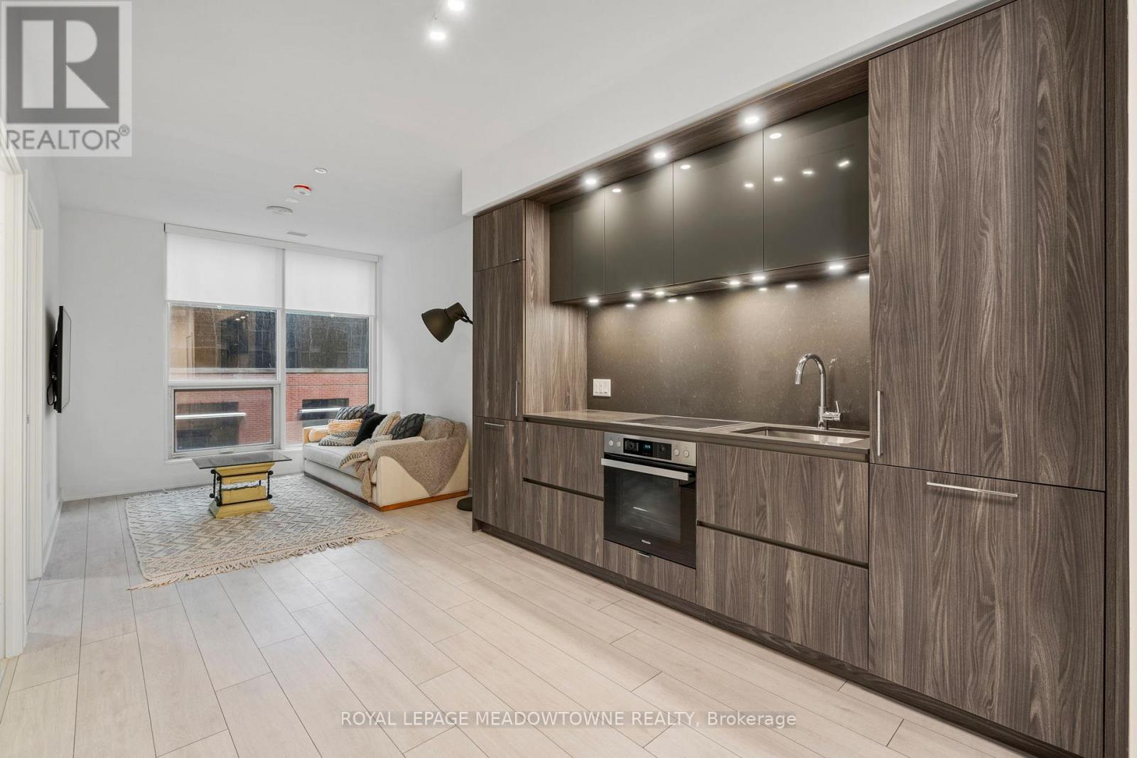 












813 - 15 MERCER STREET

,
Toronto,




Ontario
M5V1H2

