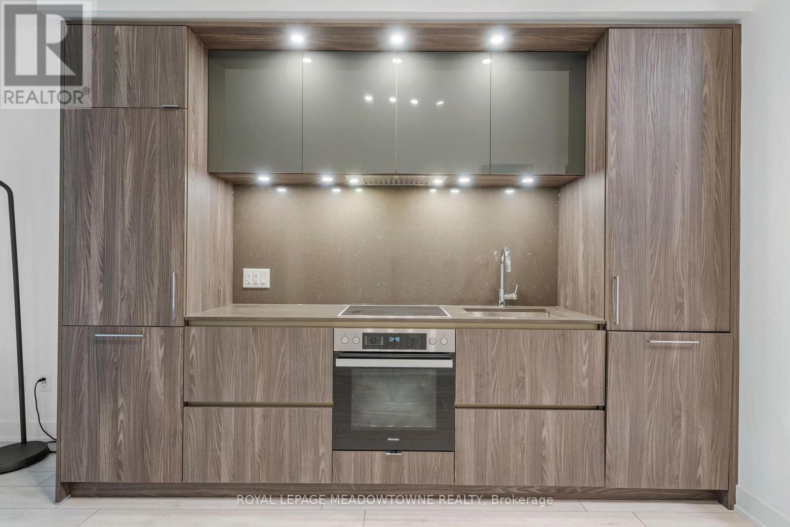 












813 - 15 MERCER STREET

,
Toronto,




Ontario
M5V1H2

