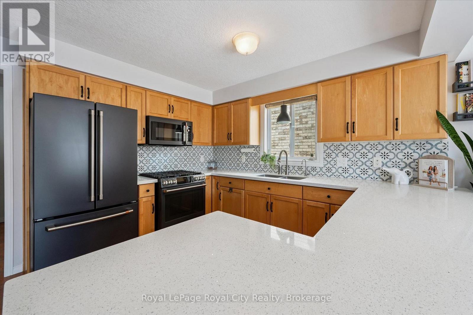 












11 WARREN STREET

,
Guelph (Grange Road),




Ontario
N1E7K4

