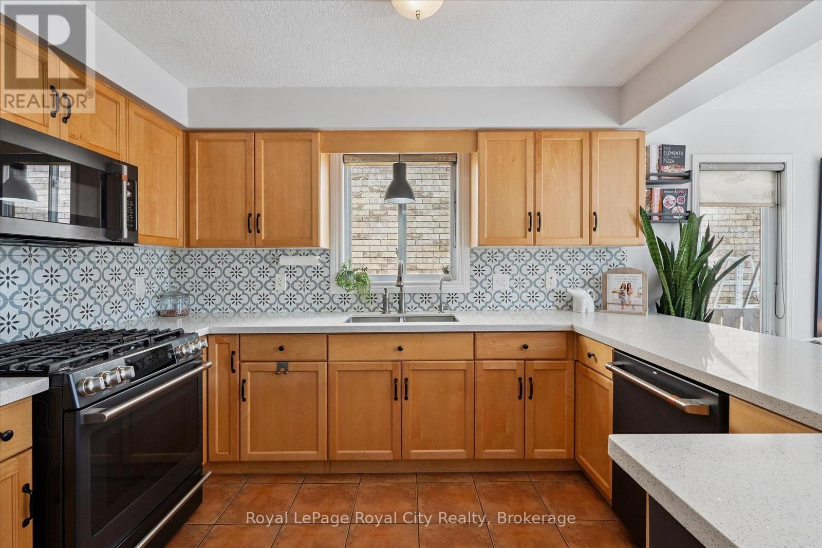 












11 WARREN STREET

,
Guelph (Grange Road),




Ontario
N1E7K4

