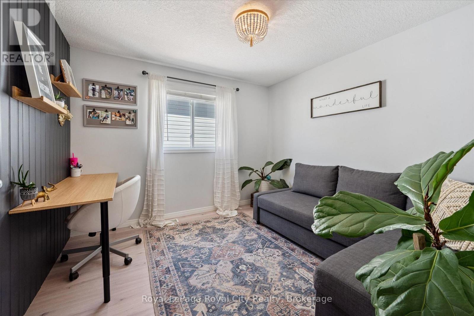 












11 WARREN STREET

,
Guelph (Grange Road),




Ontario
N1E7K4

