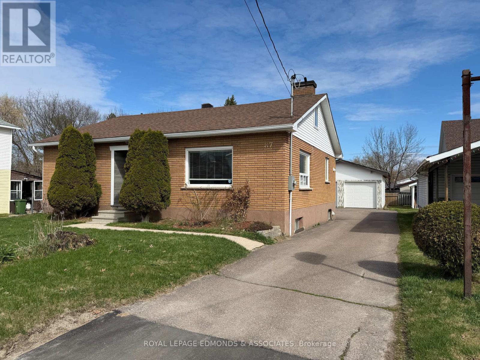 












87 DICKSON STREET

,
Pembroke,




Ontario
K8A2W8

