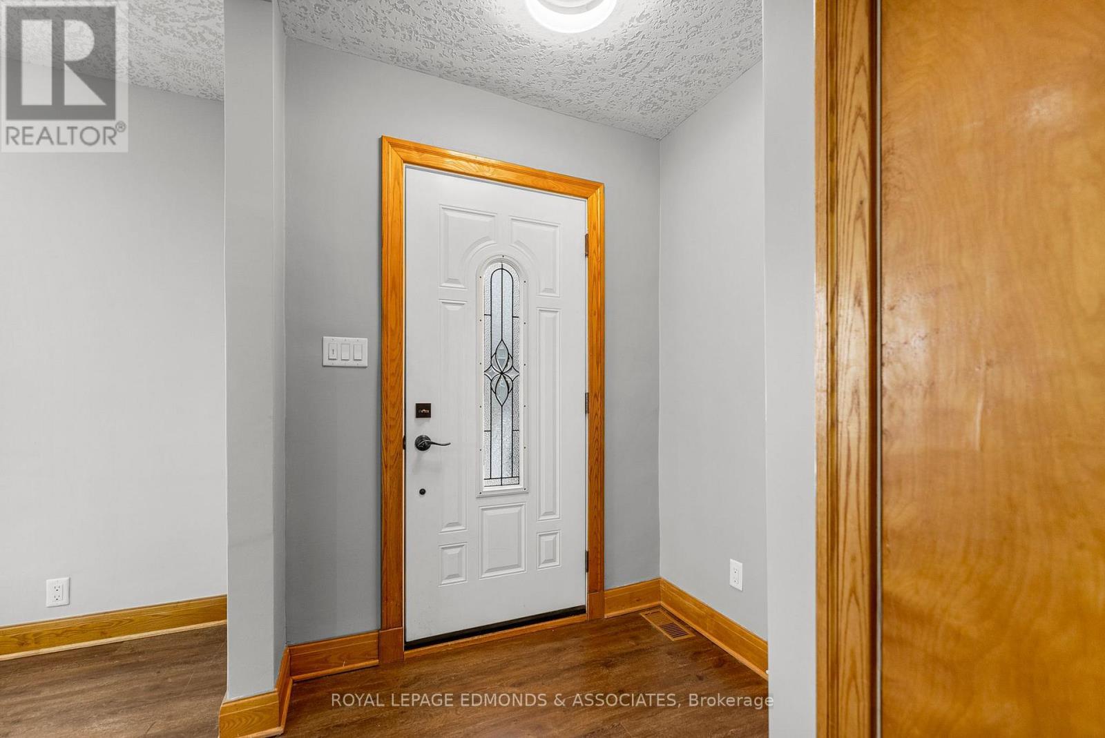 












87 DICKSON STREET

,
Pembroke,




Ontario
K8A2W8

