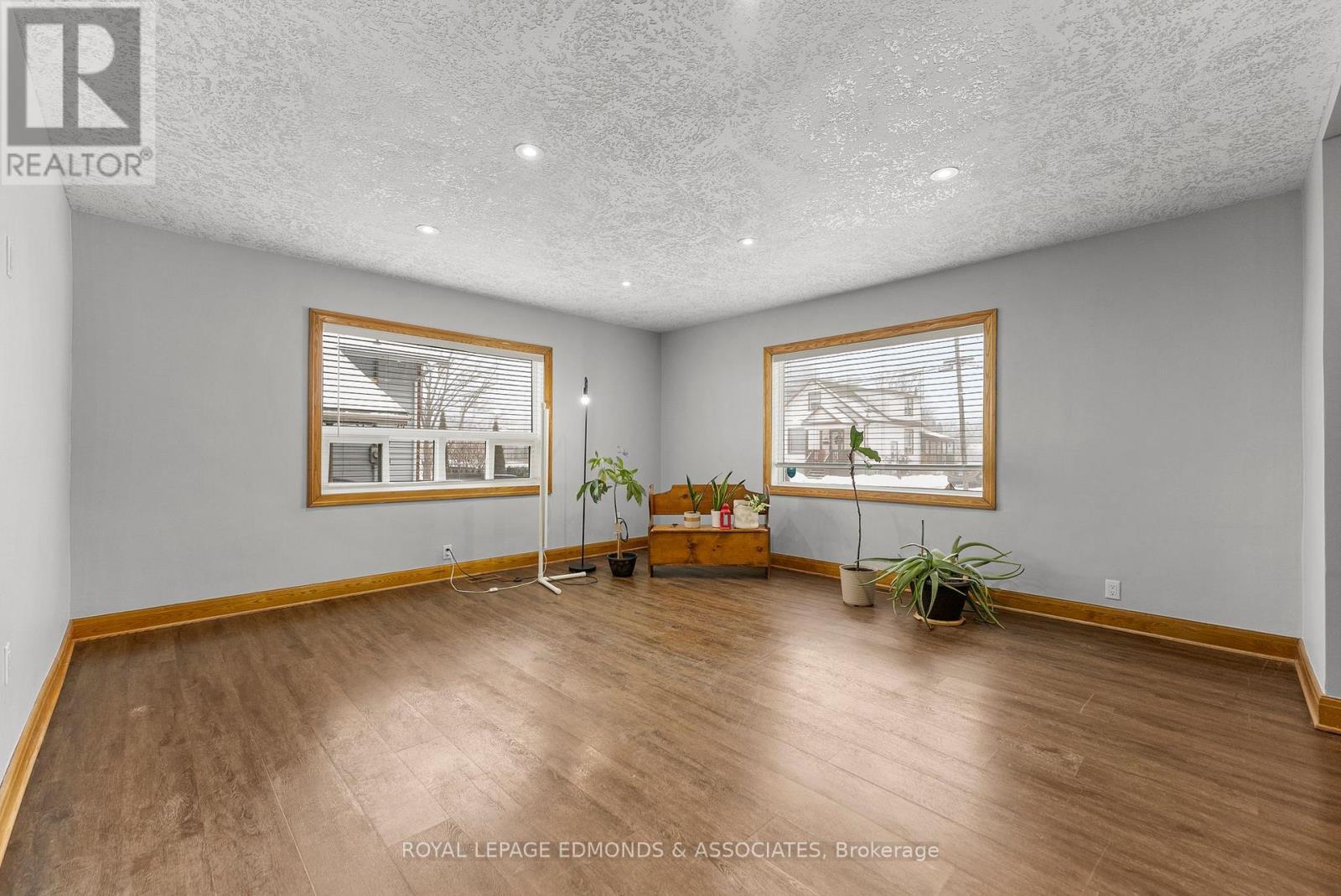 












87 DICKSON STREET

,
Pembroke,




Ontario
K8A2W8

