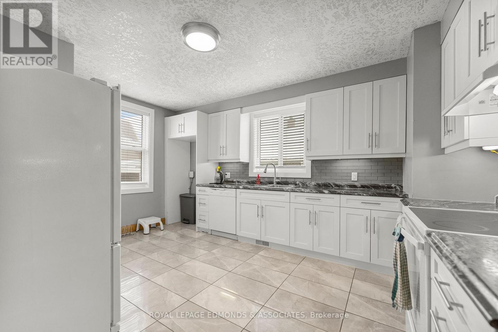 












87 DICKSON STREET

,
Pembroke,




Ontario
K8A2W8

