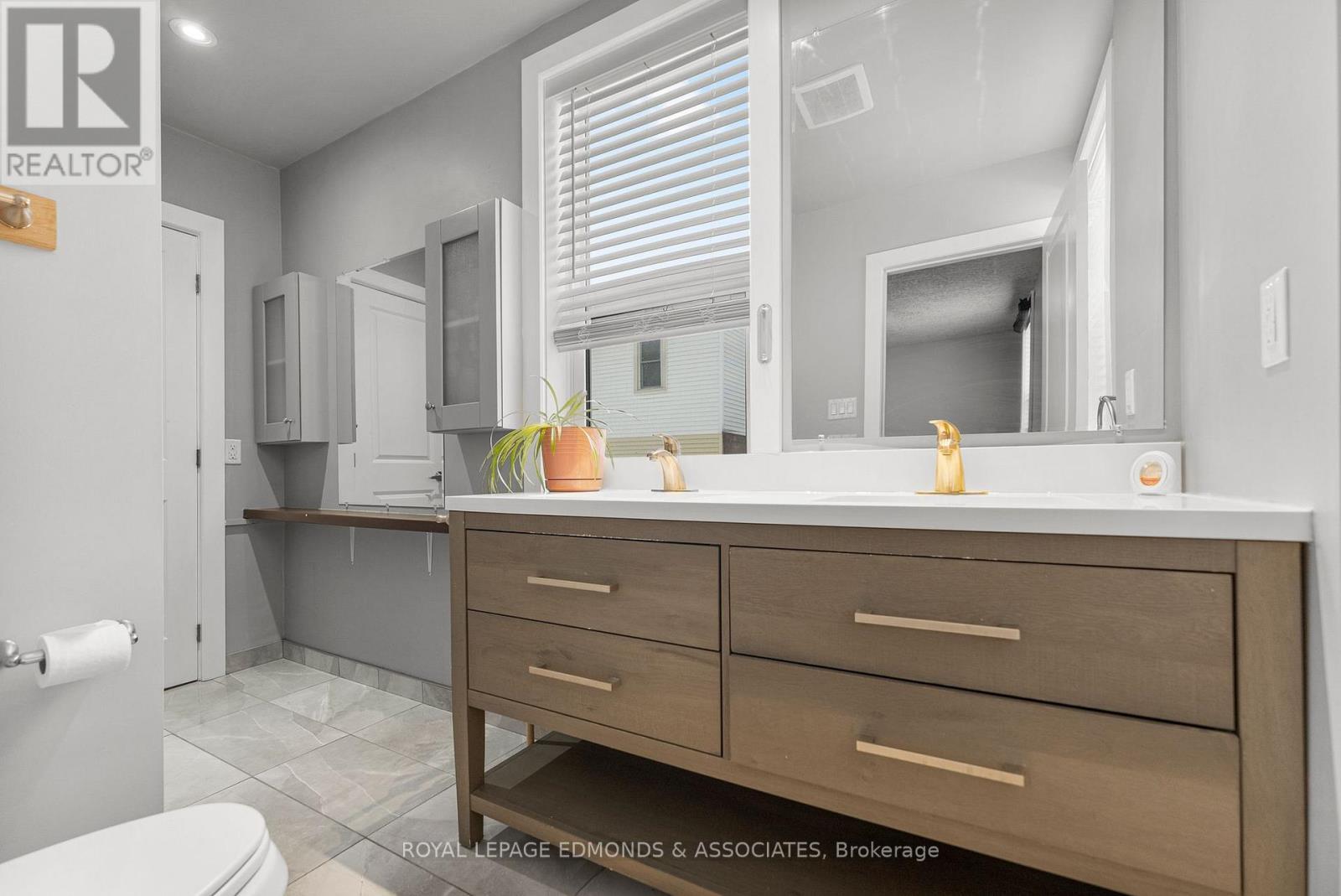 












87 DICKSON STREET

,
Pembroke,




Ontario
K8A2W8

