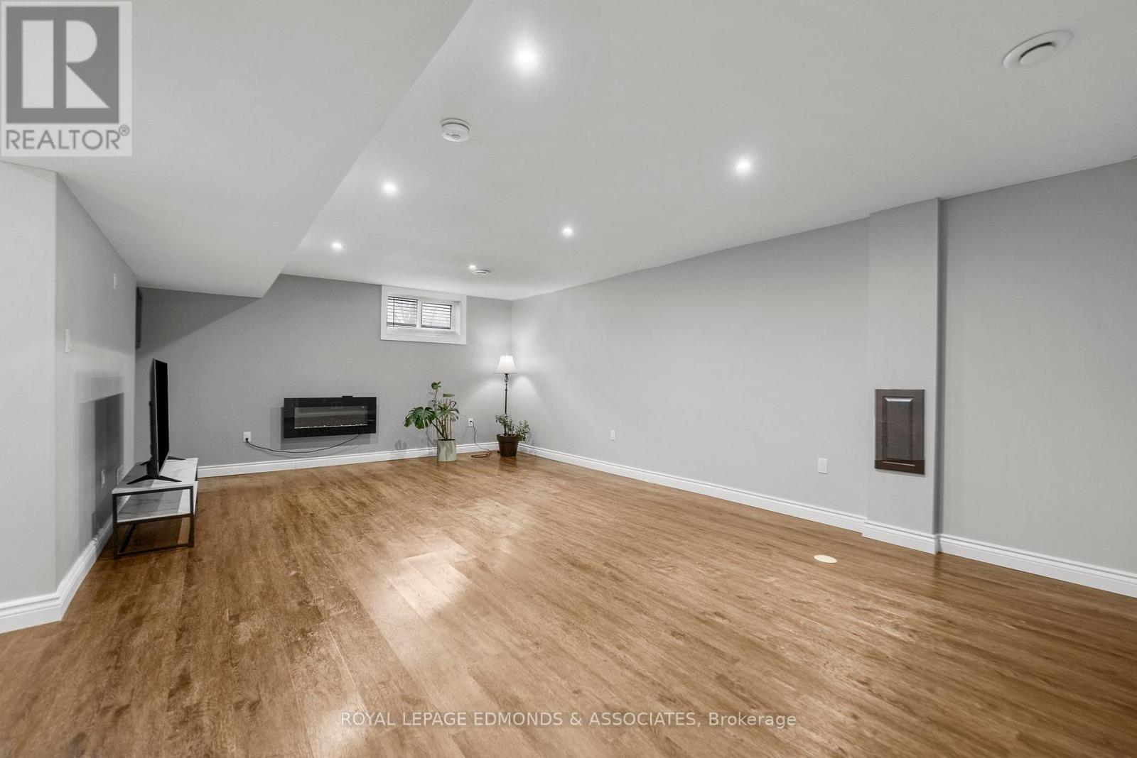 












87 DICKSON STREET

,
Pembroke,




Ontario
K8A2W8

