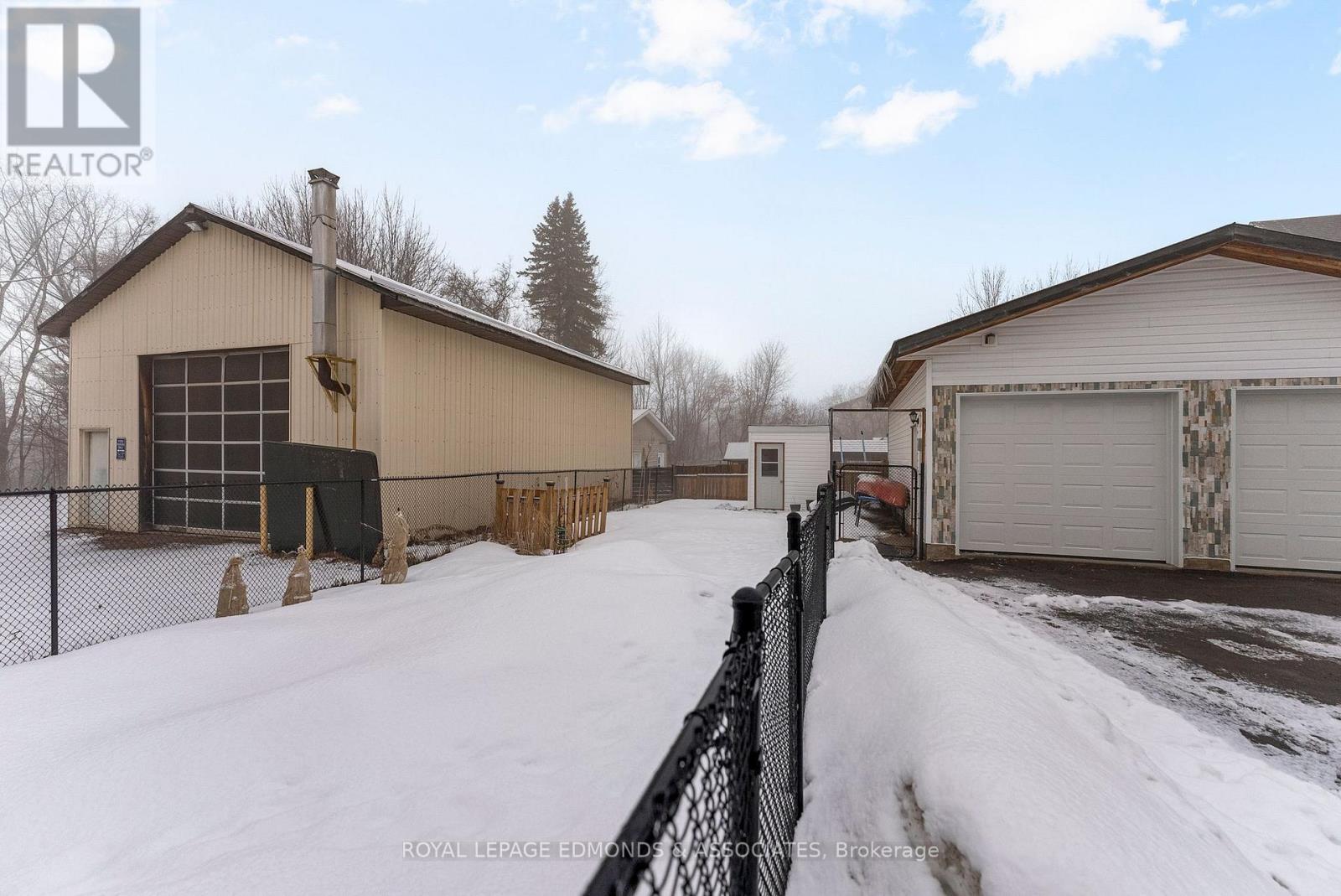 












87 DICKSON STREET

,
Pembroke,




Ontario
K8A2W8

