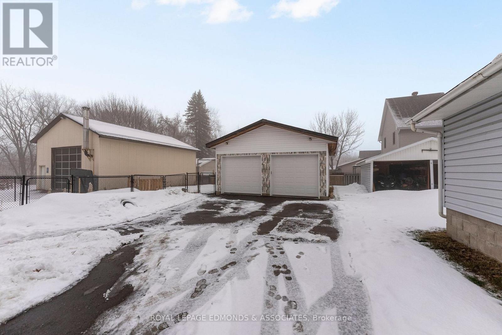 












87 DICKSON STREET

,
Pembroke,




Ontario
K8A2W8

