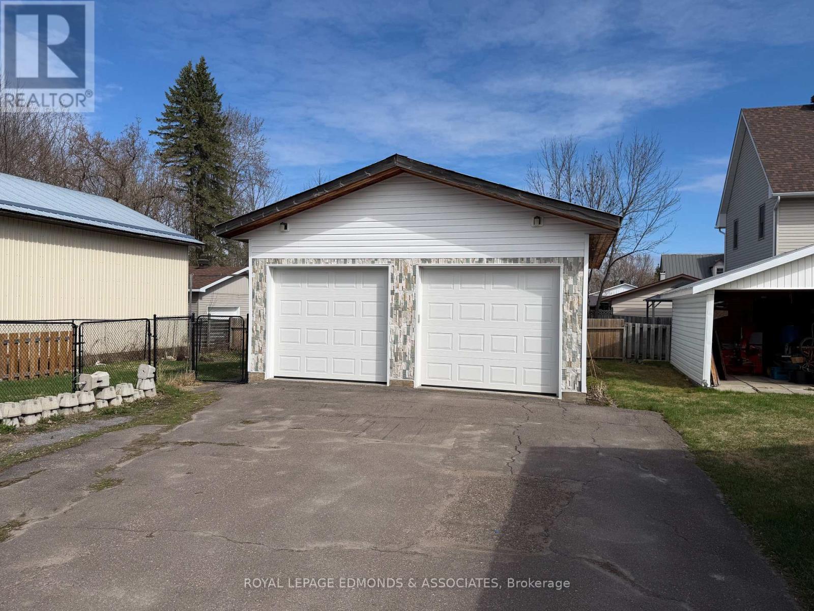 












87 DICKSON STREET

,
Pembroke,




Ontario
K8A2W8

