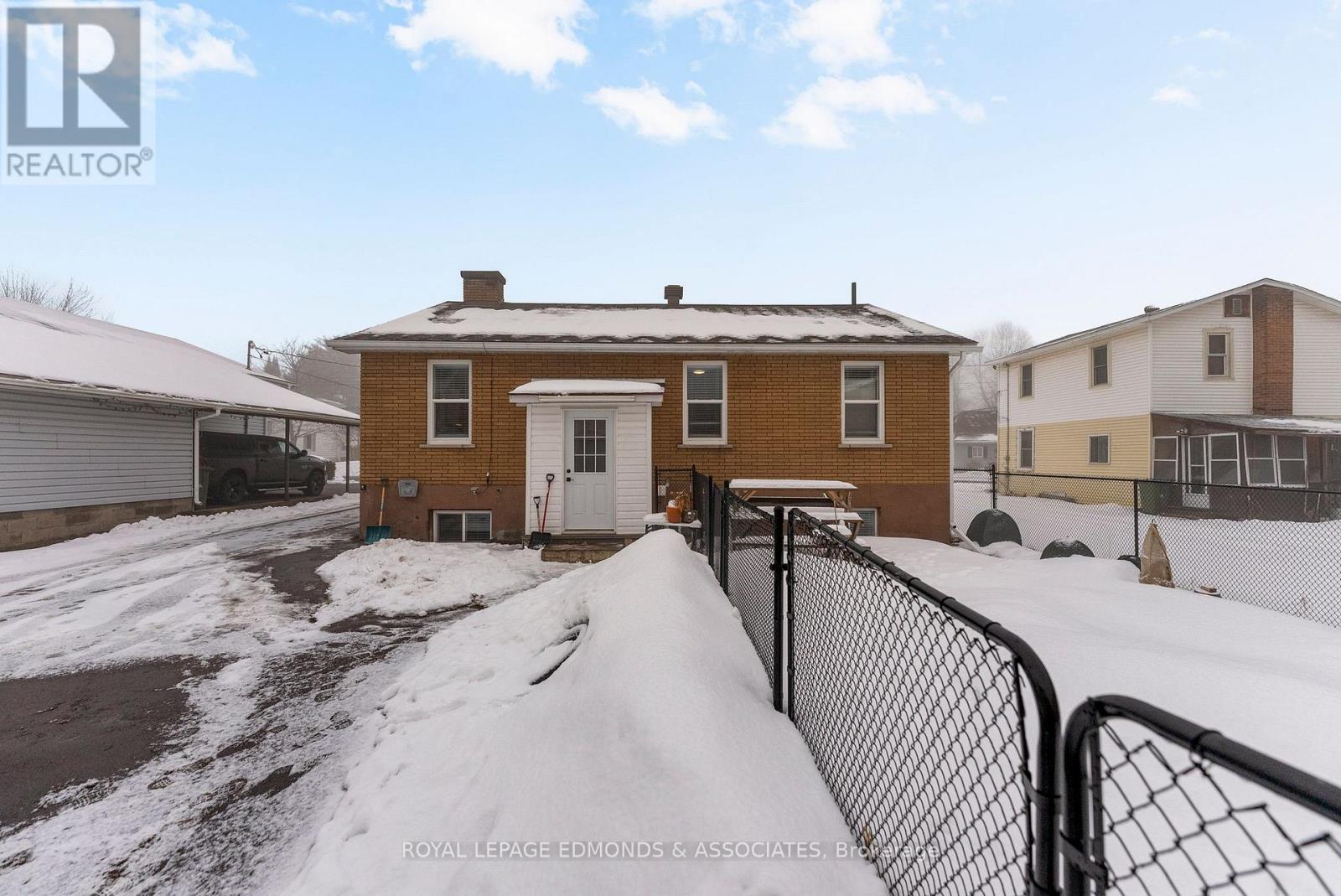 












87 DICKSON STREET

,
Pembroke,




Ontario
K8A2W8

