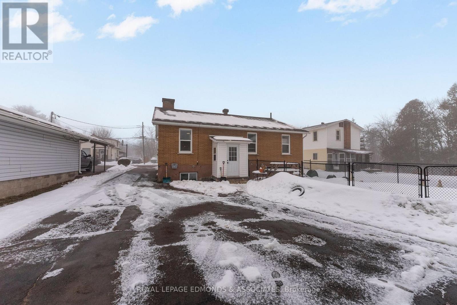 












87 DICKSON STREET

,
Pembroke,




Ontario
K8A2W8

